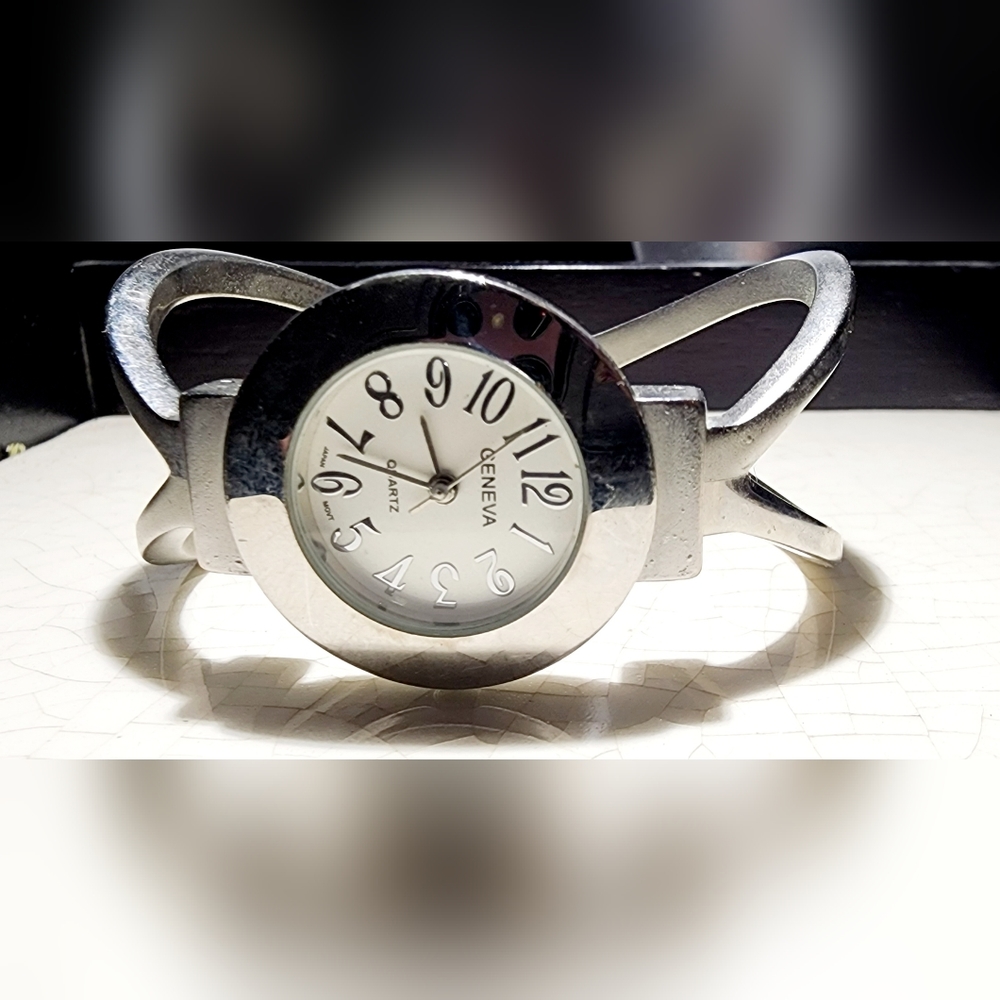 Geneva watch MCM design hinged bangle watch #mcm #genevawatch need battery